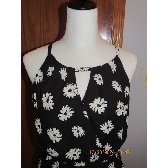 Daisy-Patterned Black Dress – Soft & Stylish, Medium - Picture 2 of 7